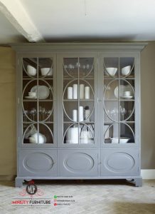 desain lemari hias piring pintu kaca klasik luxury duco